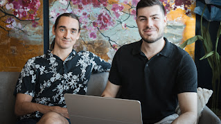 Des fondateurs assis dans un bureau