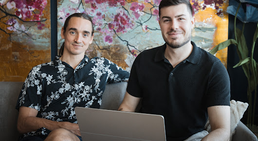 Des fondateurs assis dans un bureau