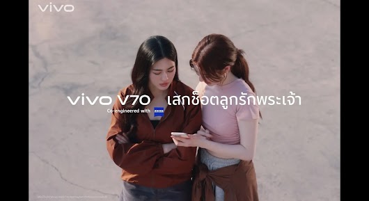 A video thumbnail for the vivo V30 showing two young women standing outdoors looking at a smartphone together, with central Thai promotional text.