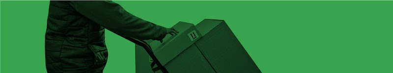 Un hombre carga devoluciones en cajas de cartón.