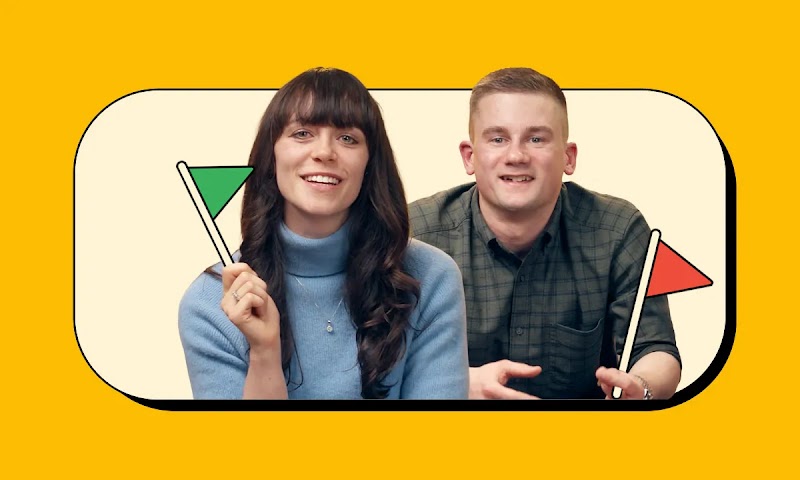  L'immagine mostra le foto di Emily Allen e Alex Glendinning di Google. Emily tiene in mano una bandiera verde e Alex una rossa. Lo sfondo e il bordo sono gialli.