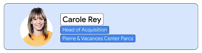 Portrait de Carole Rey, Head of Acquisition, Pierre & Vacances Center Parcs, sur un fond bleu pastel.