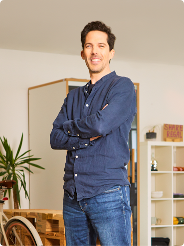 Till Junkermann steht im Büro von Avocadostore