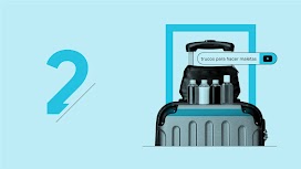 El término de búsqueda "trucos para hacer las maletas" aparece en la barra de búsqueda de YouTube. La barra se superpone a un neceser colocado encima de un equipaje de mano. Delante del kit hay cuatro botellas de tamaño de viaje