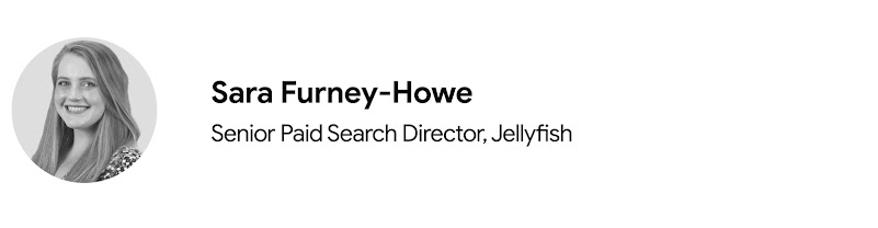 Großaufnahme von Sara Furney-Howe, Senior Paid Search Director bei Jellyfish. Sie hat helle Haut und lange helle Haare und trägt eine dunkle Bluse mit weißem Muster.