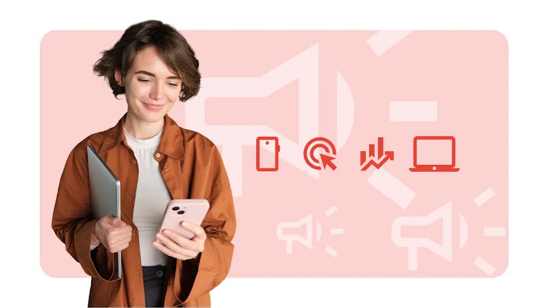 Una mujer sonriente sostiene una laptop y mira su teléfono celular. De fondo hay un panel rosado con ilustraciones de megáfonos e íconos rojos de tecnología y marketing: un teléfono, un cursor haciendo clic, un gráfico ascendente y una laptop.