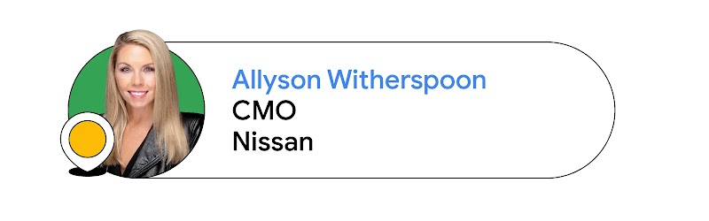 Allyson Witherspoon, CMO de Nissan, aparece de medio torso para arriba dentro de un círculo verde. Witherspoon tiene la piel clara y el pelo rubio y largo, y lleva una chaqueta negra de motorista. Aparece un marcador de ubicación amarillo en la parte infe