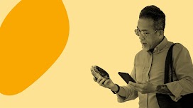 一位男性正在查看想購買的物品。