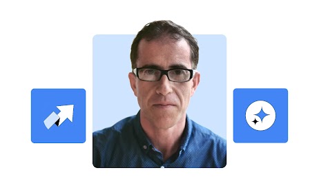 Primer plano de Josep Hernández, vicepresidente de Media de PepsiCo Europa, Oriente Medio y África, con pelo oscuro, camisa azul y gafas negras. A ambos lados, se ven una flecha hacia arriba y el logotipo de Gemini en recuadros azules.