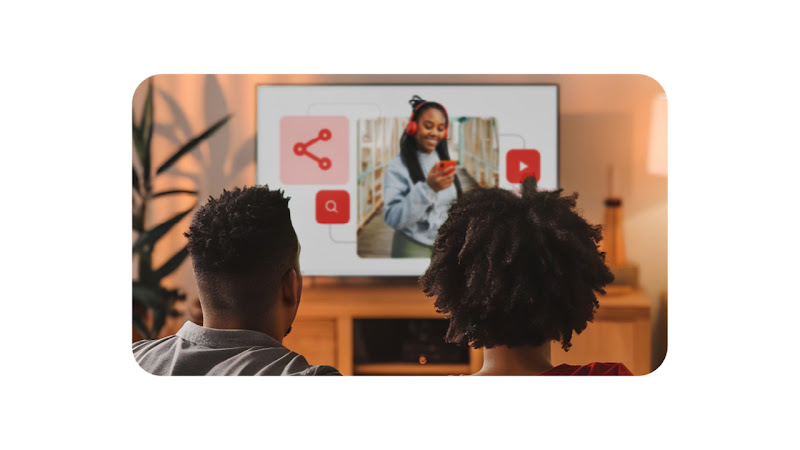 Homem negro e mulher negra sentados em frente a uma TV conectada, com logo do YouTube.