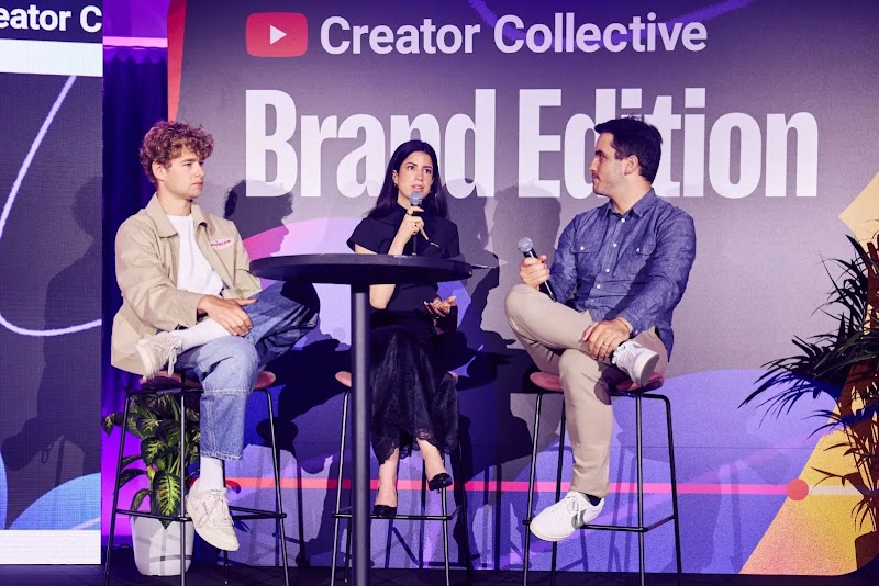 Table ronde lors de la conférence « Creator Collective Brand Edition ». La créatrice Stelle prend la parole au micro, entourée du créateur Gaspard G à gauche et d'un interlocuteur à droite, assis sur scène.
