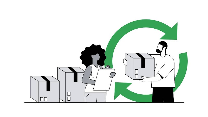 Una mujer negra que sujeta un portapapeles y un hombre que sujeta una caja de cartón se encuentran de pie junto a otras cajas de cartón, y dos flechas verdes forman un círculo superpuesto.