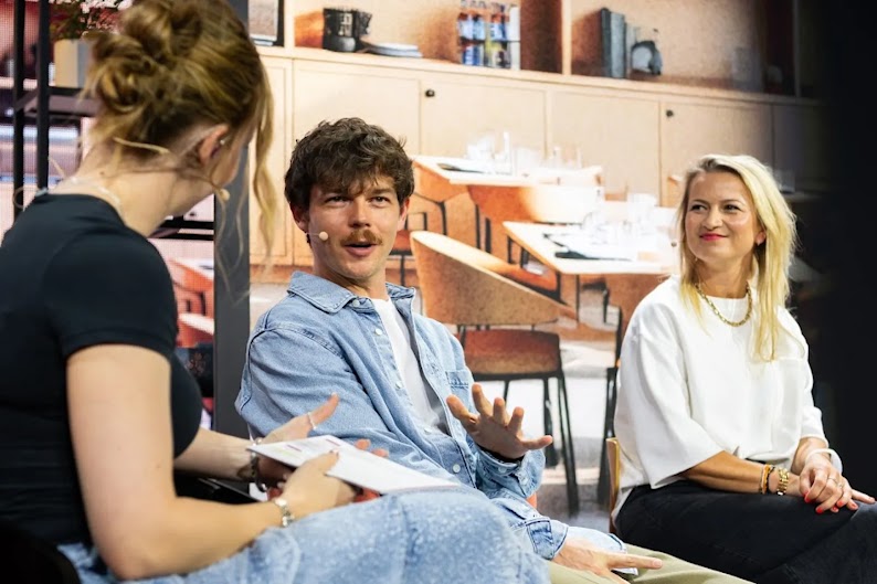 Georg Listing von Tokio Hotel und L'Oréal-CMO Alma Lipa auf der Mainstage des YouTube Festivals mit Moderatorin Mirella Precek.