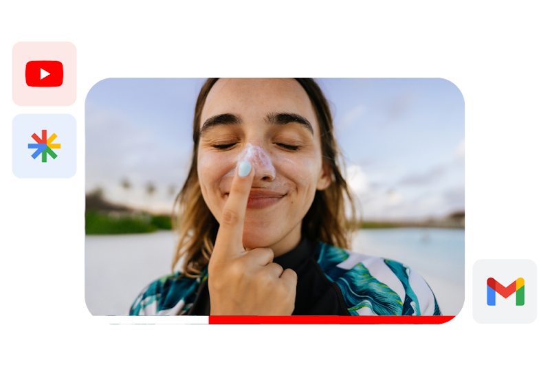 صورة لامرأة شابة في الهواء الطلق تضع كريم الوقاية من أشعة الشمس على أنفها وتظهر على وجهها إيماءات ساخرة