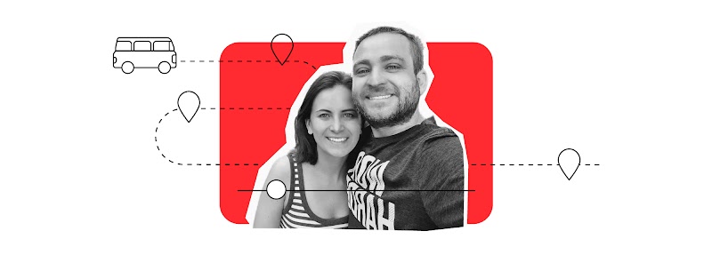 A imagem mostra um casal abraçado e sorridente. À esquerda, uma mulher está de blusa regata listrada, e um homem, à direita, de camiseta escura. Atravessa essa foto a ilustração de uma kombi, que segue um caminho sinuoso pontilhado.