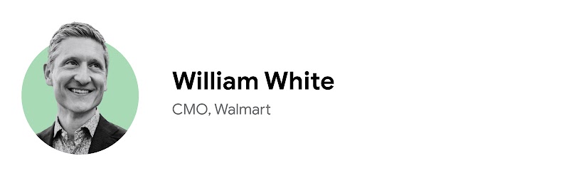 William White, CMO de Walmart, sourit tout en regardant au loin, dans un portrait noir et blanc en gros plan, sur un fond vert clair. Il a les cheveux, la peau et les yeux clairs, et porte une veste foncée avec une chemise à motifs.