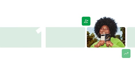 Guia do Varejo 2024, parte 1: Uma mulher preta de cabelo escuro afro e vestindo uma blusa verde clara está com sorriso aberto e os olhos fechados, segurando um celular até o queixo.