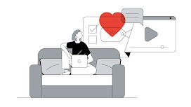 Vediamo una donna con capelli corti e chiari seduta su un divano con un laptop sulle ginocchia. Alla sua destra sullo sfondo due schermi in cui vediamo una targhetta e il simbolo di YouTube. Un cuore rosso simboleggia il legame.