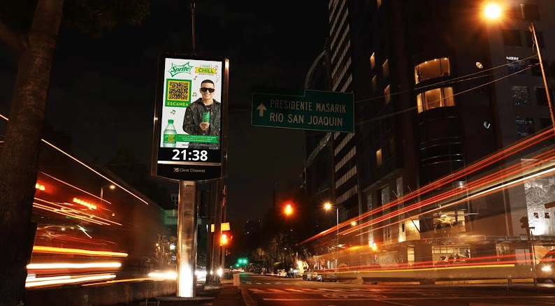 Una foto de una calle de la Ciudad de México. En la imagen, un cartel digital con foto de la campaña de Sprite por el recital de Daddy Yankee,