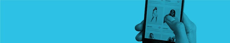 Una persona que sostiene un teléfono móvil en la mano mira ropa en el sitio web de una tienda.