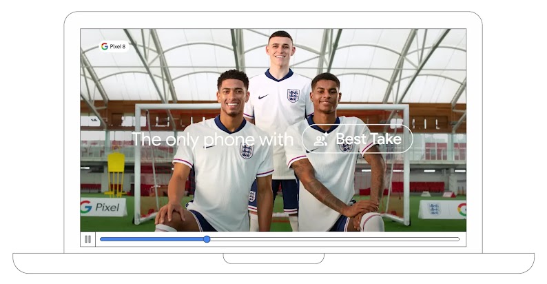 Ein Laptop-Mockup zeigt ein mit dem Pixel 8 aufgenommenes Foto von drei englischen Fußballspielern – Jude Bellingham, Phil Foden und Marcus Rashford –, die auf einem Indoor-Rasen posieren. Der Text lautet: „Das einzige Smartphone mit Best Take“.