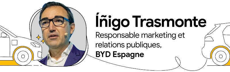 Íñigo Trasmonte, responsable marketing et relations publiques chez BYD Espagne, avec l'illustration d'une voiture