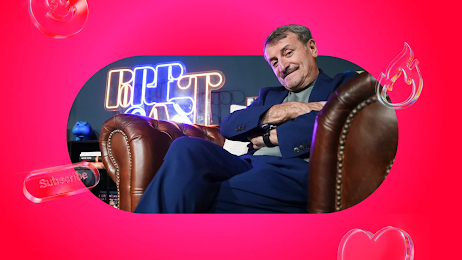 Giacomo Poretti siede su una poltrona di pelle marrone, davanti alla scritta al neon “Poretcast”. La foto è inserita in una cornice fucsia con elementi grafici 3D trasparenti come un cuore e il tasto “Subscribe”.