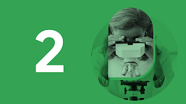 2. Bölüm. Düz, omuz hizasında saçlı bir kişi mikroskobun okülerlerinden bakar ve odağı ayarlar.