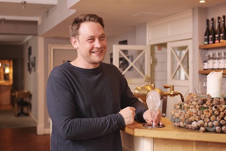 Martin Makovička ve své restauraci Vallmo s oceněním Křišťálový špendlík.