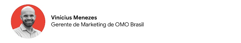 Foto em P&B de Vinícius Menezes, Gerente de Marketing de OMO Brasil. Ela tem barba escura e a pele clara e sua imagem está sobreposta a um fundo vermelho.