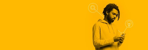 Homem negro de cabelos trançados e com uma expressão séria usa um celular. Do aparelho saem linhas para uma lâmpada e uma lupa.