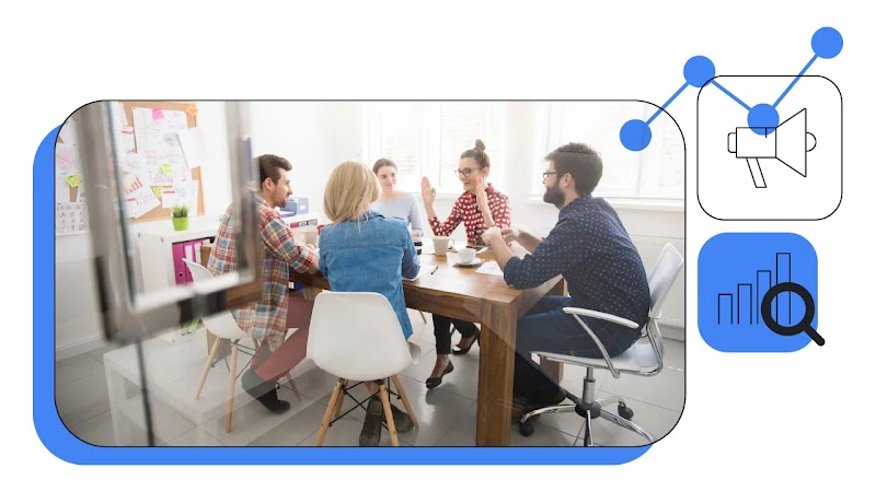 Un equipo de trabajo conversa en una oficina luminosa alrededor de una mesa de madera. La imagen está integrada en un diseño gráfico con íconos de una línea de tendencia, un megáfono y una gráfica de barras con una lupa sobre un fondo blanco y azul.
