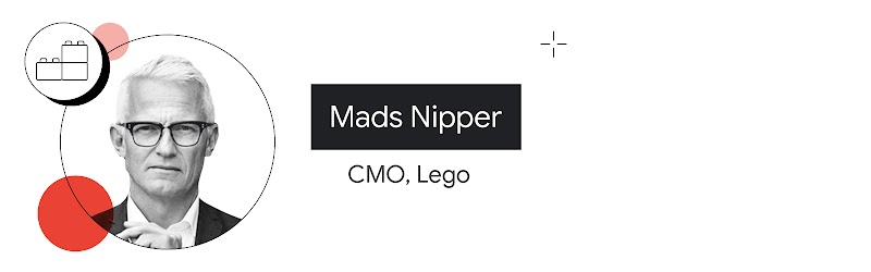 Bloques de construcción apilados aparecen junto a una foto de Mads Nipper, el CMO de Lego en 2012. Nipper tiene piel clara y cabello corto y blanco, y usa anteojos, una camisa blanca con cuello y un blazer oscuro.