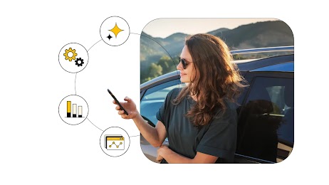 Mujer de pelo largo y gafas de sol al aire libre consultando su smartphone apoyada en un coche, ilustrando la captura de señales de datos sólidos para una estrategia de marketing digital impulsada por IA.