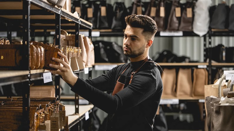 Oskar Lipiński, Dyrektor ds. e-Commerce w DAAG, w swojej fabryce, trzymający torbę