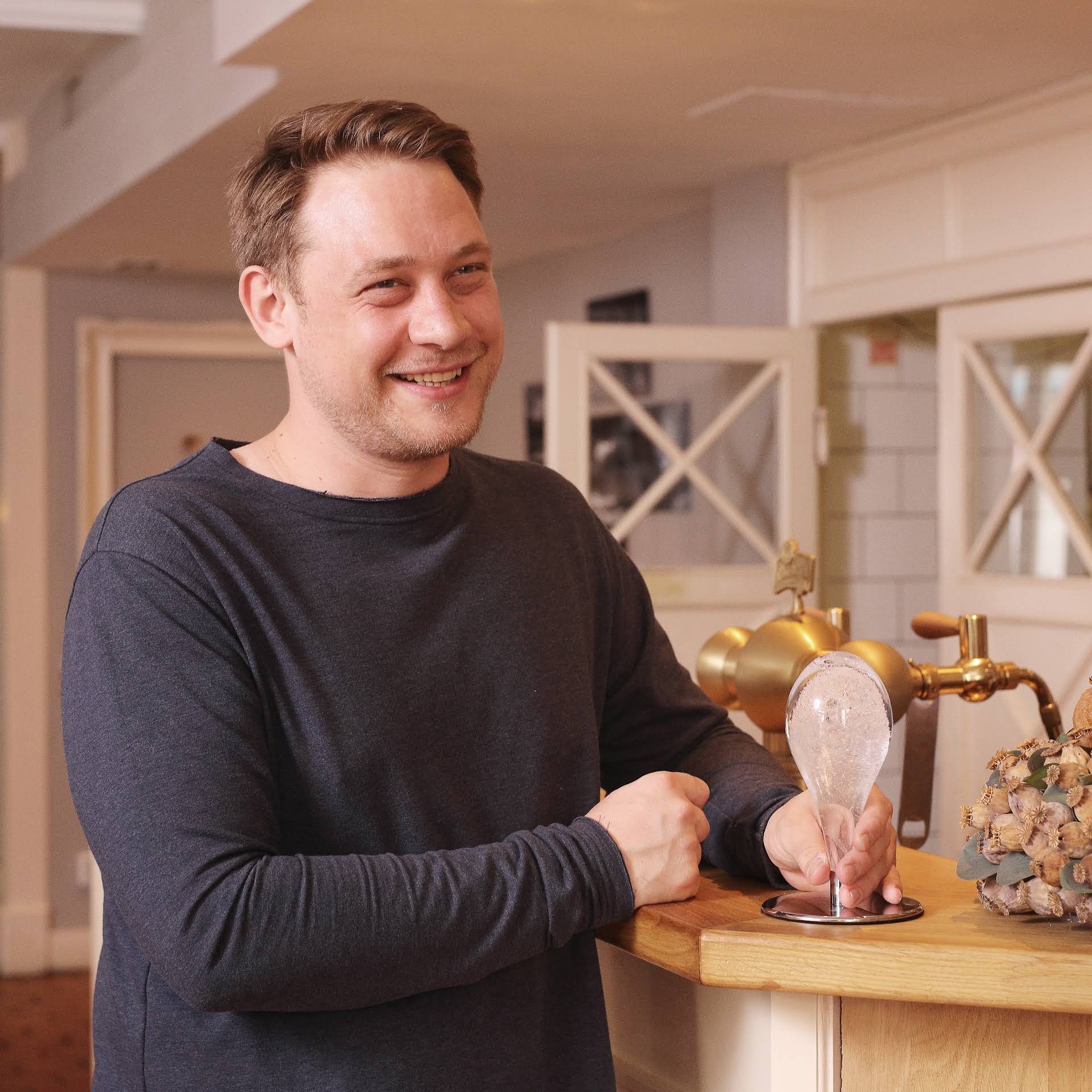 Martin Makovička ve své restauraci Vallmo s oceněním Křišťálový špendlík.