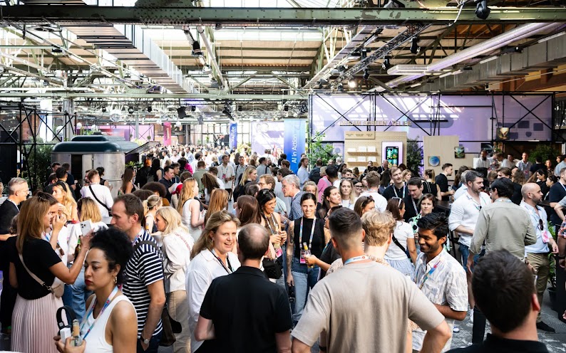 Viele Besucherinnen und Besucher stehen im Playground-Bereich des YouTube Festivals zusammen.