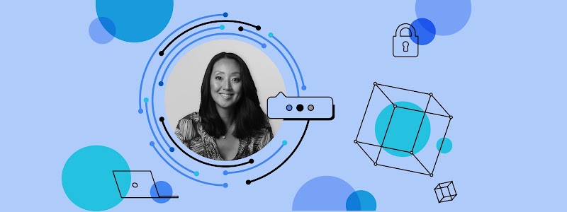 Con fondo celeste, a la izquierda, una foto de una mujer con pelo negro y sonriente. Alrededor de ella, líneas en círculos con diferentes colores. Debajo, una computadora portátil y a la derecha, un cubo grande y uno pequeño, y un candado.