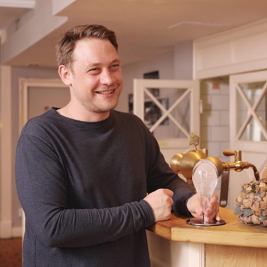 Martin Makovička ve své restauraci Vallmo s oceněním Křišťálový špendlík.