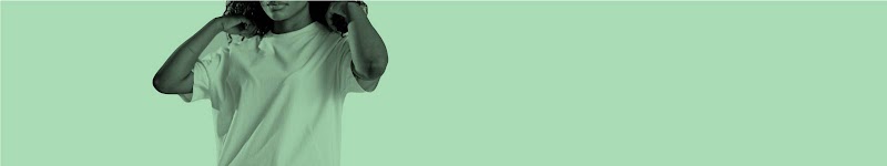 Una donna che si prova una t-shirt