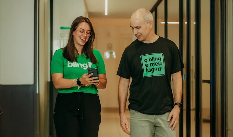 A equipe Bling vestindo camisetas com o logotipo da empresa