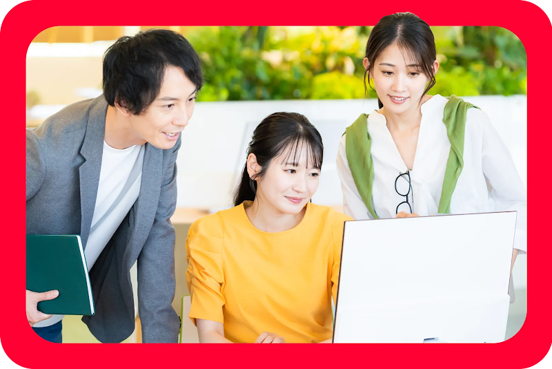 マイクを持つクリエイターが映ったYouTubeの動画再生画面のイメージイラスト