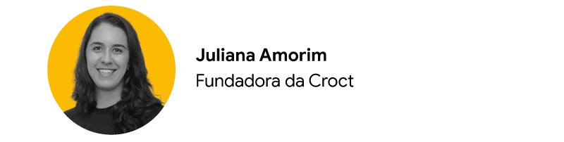 Juliana Amorim, fundadora da Croct,  é retratada em preto e branco dos ombros para cima, com um círculo amarelo no fundo. Ela tem pele clara e cabelo escuro, veste uma camiseta escura e dá um sorriso.
