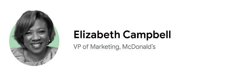 Elizabeth Campbell, vicepresidenta de Marketing de McDonald’s, sonríe calurosamente en una foto en primer plano en blanco y negro sobre un fondo verde pálido. Tiene el pelo corto y oscuro, la piel y los ojos también oscuros, y lleva una blusa de seda lige