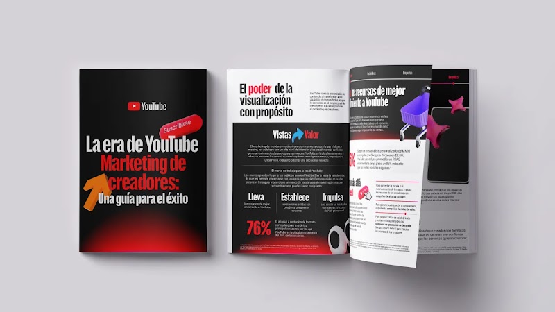Folleto abierto y portada con el logo de YouTube. En la portada destaca el texto "La era de YouTube Marketing de creadores: Una guía para el éxito". Las páginas interiores muestran diagramas con el título "El poder de la visualización con propósito". 