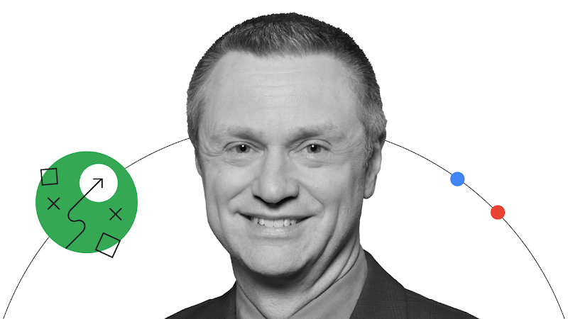 Portrait du professeur et auteur Jim Lecinski, souriant avec des cheveux courts et des yeux clairs. Il porte un costume sombre et une chemise claire. Une fine ligne noire avec trois points colorés (vert, bleu, rouge) forme un arc de cercle sur la photo.