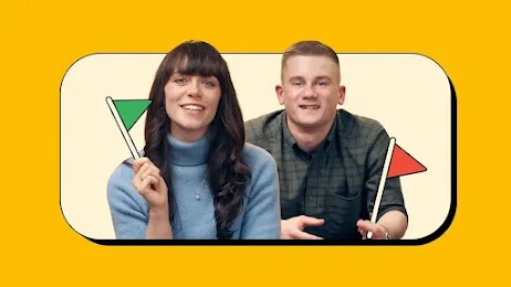 L'immagine mostra le foto di Emily Allen e Alex Glendinning di Google. Emily tiene in mano una bandiera verde e Alex una rossa. Lo sfondo e il bordo sono gialli. 