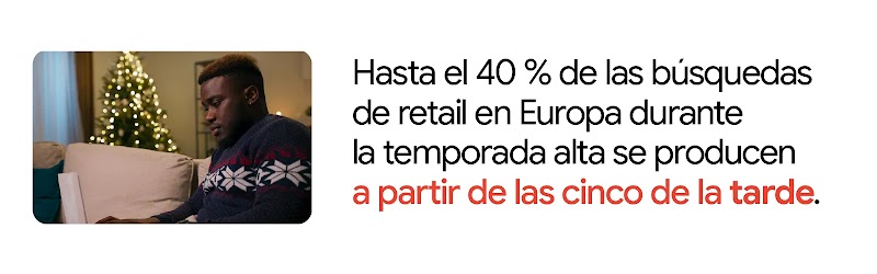 A la izquierda la imagen de un hombre usando un portátil en un sofá junto a un árbol de Navidad, al lado del texto "Hasta el 40 % de las búsquedas de retail en Europa durante la temporada alta se producen a partir de las cinco de la tarde."