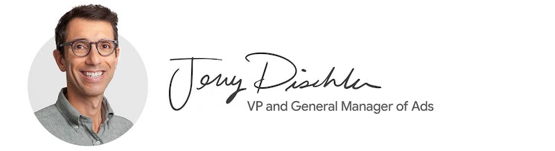 La firma de Jerry Dischler, vicepresidente y director general de Google Ads, aparece junto a una fotografía suya de hombros para arriba. Dischler tiene la piel clara, el pelo corto y oscuro y una sonrisa agradable. Lleva gafas y una camisa de color verde