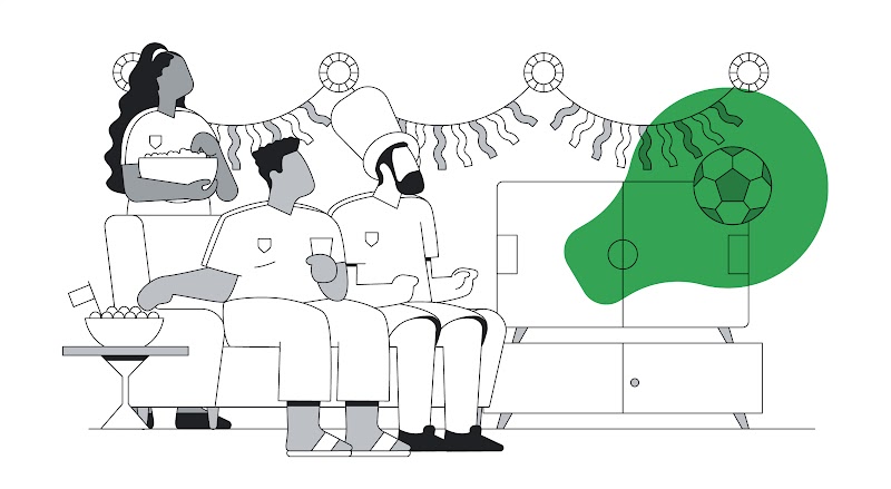 Dois homens estão sentados no sofá, um está torcendo, e outro está com um copo na mão. Além disso, há uma mulher em pé atrás deles, comendo pipoca. Os três olham para uma TV com um campo de futebol. Por cima dela, uma bola de futebol em destaque.